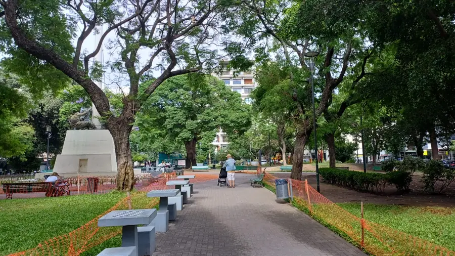 Plaza Colombia, Barracas